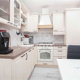 2-izbový, kompletne prerobený byt s balkónom blízko centra, Nové Zámky – 60,45m2