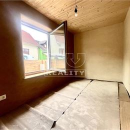 !NOVÁ CENA! NA PREDAJ NOVOSTAVBA EKOLOGICKÉHO, NÍZKOENERGETICKÉHO, 3-IZBOVÉHO DOMU (204 m2), TRENČIANSKA