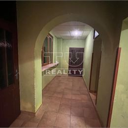 Na predaj suchý 4 izbový rodinný dom v obci Horná Kráľová, 170 m2, na pozemku 547m2.