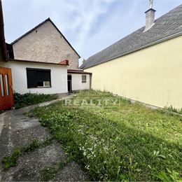 Na predaj 2i starší rodinný dom v Bratislave, na ulici Na Kaštieli v Devínskej Novej Vsi. (192m2/ ZP 78,58m2)