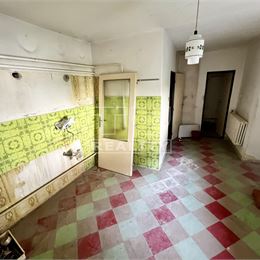 Na predaj 2i starší rodinný dom v Bratislave, na ulici Na Kaštieli v Devínskej Novej Vsi. (192m2/ ZP 78,58m2)
