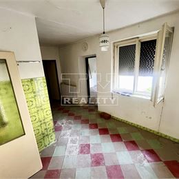 Na predaj 2i starší rodinný dom v Bratislave, na ulici Na Kaštieli v Devínskej Novej Vsi. (192m2/ ZP 78,58m2)