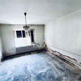Na predaj 2i starší rodinný dom v Bratislave, na ulici Na Kaštieli v Devínskej Novej Vsi. (192m2/ ZP 78,58m2)