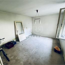 Na predaj 2i starší rodinný dom v Bratislave, na ulici Na Kaštieli v Devínskej Novej Vsi. (192m2/ ZP 78,58m2)