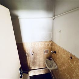 Na predaj 2i starší rodinný dom v Bratislave, na ulici Na Kaštieli v Devínskej Novej Vsi. (192m2/ ZP 78,58m2)