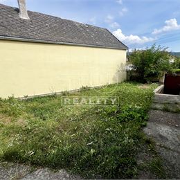 Na predaj 2i starší rodinný dom v Bratislave, na ulici Na Kaštieli v Devínskej Novej Vsi. (192m2/ ZP 78,58m2)