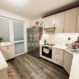 Kompletne zrekonštruovaný 3 izbový byt v Šamoríne v pokojnom prostredí, 77 m².
