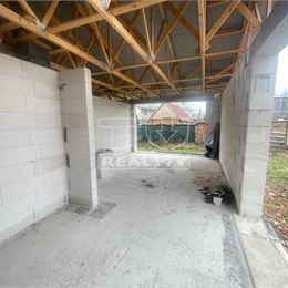 RODINNÝ DOM- KOLÁROVICE , 310m2 pozemok