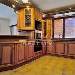Luxusný 8-izbový rodinný dom s bazénom a dvojgarážou – 400 m² komfortu na pozemku 742 m², ROVINKA