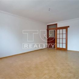 Luxusný 8-izbový rodinný dom s bazénom a dvojgarážou – 400 m² komfortu na pozemku 742 m², ROVINKA