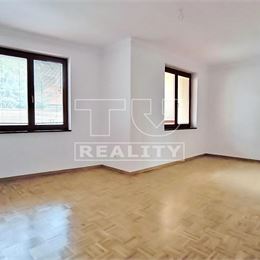 Luxusný 8-izbový rodinný dom s bazénom a dvojgarážou – 400 m² komfortu na pozemku 742 m², ROVINKA