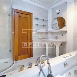 Luxusný 8-izbový rodinný dom s bazénom a dvojgarážou – 400 m² komfortu na pozemku 742 m², ROVINKA