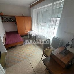IBA U NÁS VIDIECKY RODINNÝ DOM LUBINA NA POZEMKU 1980m2 SPOLU S OVOCNÝM SADOM 617m2