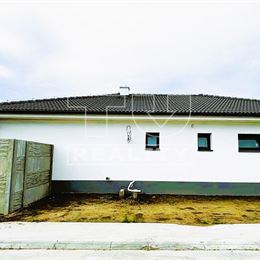 TUreality ponúka na predaj SKOLAUDOVANÝ 4 - izbový rodinný dom (bungalov) - 118 m² v obci Hviezdoslavov na
