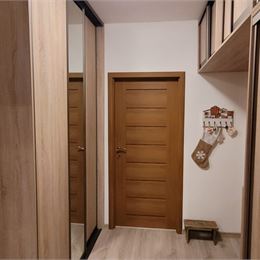 Predaj pekný , slnečný, zrekonštruovaný 3 izbový byt Sásová