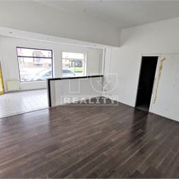 OBCHODNÝ PRIESTOR PRIAMO V CENTRE ŽILINY, SUPER LOKALITA, VÝMERA 90m²