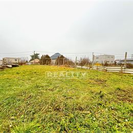 Pozemok 892 m2 s inžinierskymi sieťami a starším domom v obci Čab, okres Nitra