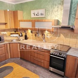 V centre Malaciek,4.izb.átriový rod.dom na predaj s bazénom,430m2 pozemok
