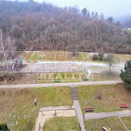 Na predaj 3 izbový byt s rozlohou 59m2 v meste Partizánske s loggiou a výhľadom na prírodu