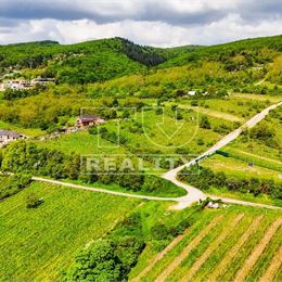 Pozemok pre 5 nádherných rekreačných #glamping #rbnb #tinyhouse domčekov s nádherným výhľadom na Bratislavu a