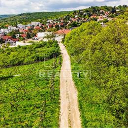 Pozemok pre 5 nádherných rekreačných #glamping #rbnb #tinyhouse domčekov s nádherným výhľadom na Bratislavu a