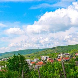 Pozemok pre 5 nádherných rekreačných #glamping #rbnb #tinyhouse domčekov s nádherným výhľadom na Bratislavu a