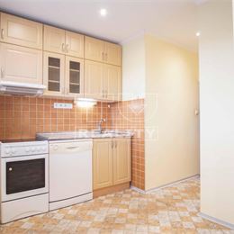 Tehlový 3-izbový byt s loggiou vo vyhľadávanej lokalite, Štúrovo – 63m2