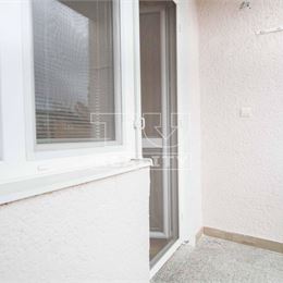 Tehlový 3-izbový byt s loggiou vo vyhľadávanej lokalite, Štúrovo – 63m2