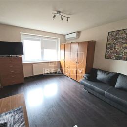 TOP PONUKA 3-IZBOVÝ BYT HLOHOVEC 77m2