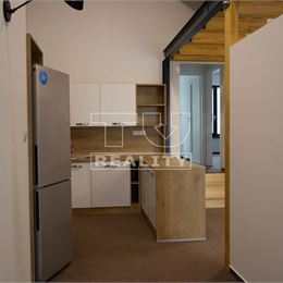 PRIEVIDZA / EXKLUZÍVNA KANCELÁRIA – Mezonet, 85 m2 + 20 m2 TERASA, Parking