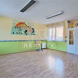 Rodinný dom s rôznymi možnosťami využitia - 7 izieb, terasa, 2 podlažia, PEZINOK, 350 m2