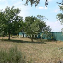 Stavebný pozemok 605 m2, v pokojnej zabývanej zástavbe rodinných domov – Rovinka,8 km od Bratislavy