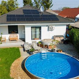 AKCIOVÁ CENA len na chvíľu! 5-ročná novostavba s bazénom v obci Okoč, zastavaná plocha 126m² na pozemku 611m²