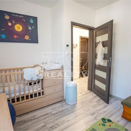 AKCIOVÁ CENA len na chvíľu! 5-ročná novostavba s bazénom v obci Okoč, zastavaná plocha 126m² na pozemku 611m²