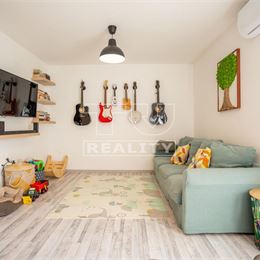 AKCIOVÁ CENA len na chvíľu! 5-ročná novostavba s bazénom v obci Okoč, zastavaná plocha 126m² na pozemku 611m²