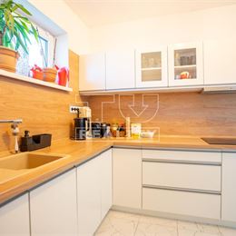 AKCIOVÁ CENA len na chvíľu! 5-ročná novostavba s bazénom v obci Okoč, zastavaná plocha 126m² na pozemku 611m²