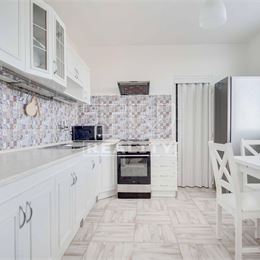 Na prenájom kompletne prerobený veľký 2-izbový byt s balkónom blízko stanice, Nové Zámky – 66,07m2