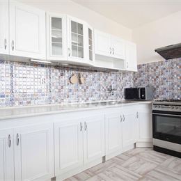 Na prenájom kompletne prerobený veľký 2-izbový byt s balkónom blízko stanice, Nové Zámky – 66,07m2