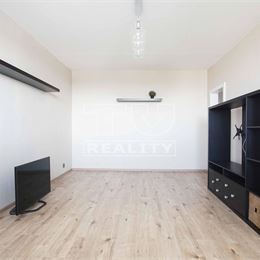Na prenájom kompletne prerobený veľký 2-izbový byt s balkónom blízko stanice, Nové Zámky – 66,07m2