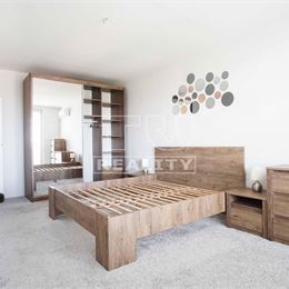 Na prenájom kompletne prerobený veľký 2-izbový byt s balkónom blízko stanice, Nové Zámky – 66,07m2