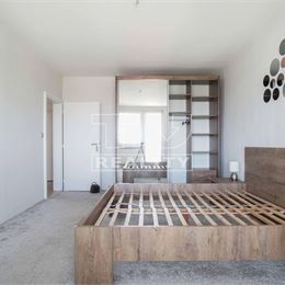 Na prenájom kompletne prerobený veľký 2-izbový byt s balkónom blízko stanice, Nové Zámky – 66,07m2