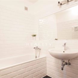 Na prenájom kompletne prerobený veľký 2-izbový byt s balkónom blízko stanice, Nové Zámky – 66,07m2