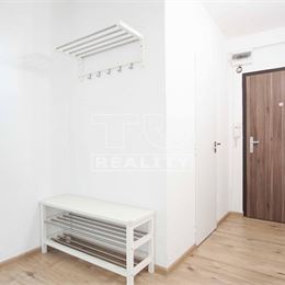 Na prenájom kompletne prerobený veľký 2-izbový byt s balkónom blízko stanice, Nové Zámky – 66,07m2