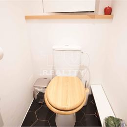 Na prenájom kompletne prerobený veľký 2-izbový byt s balkónom blízko stanice, Nové Zámky – 66,07m2