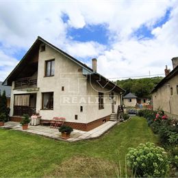 REZERVOVANÉ!!! Dvoj podlažný rodinný dom s garážou, všetky IS, pozemok 2031 m2, Dubovica