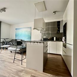 Nádherný 2i byt s balkónom v tesnej blízkosti lesa v časti Nové mesto, 55 m2