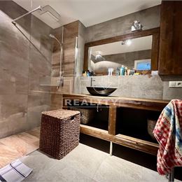 Nádherný 2i byt s balkónom v tesnej blízkosti lesa v časti Nové mesto, 55 m2