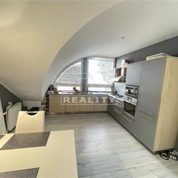 ZNÍŽENÁ CENA - 4 IZBOVÝ BYT NA BULVÁRI , 115m2