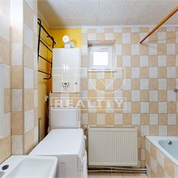 ZNÍŽENÁ CENA!Na predaj 4 izbový byt Topoľčany - Velušovce - 98m2.