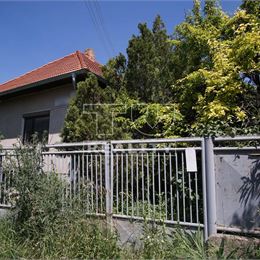 3-izbový rodinný dom s veľkým 3195 m2 pozemkom, Dulovce